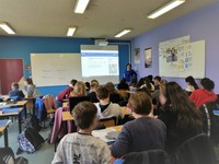 Photo d'une classe de cours avec des élèves utilisant des tablettes