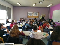 Photo d'une classe de cours avec des élèves utilisant des tablettes