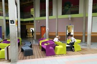 Photo du hall du collège équipé de fauteuils et petites tables
