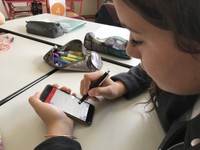 Photo présentant des élève en train d'utiliser un téléphone portable pendant le cours