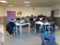 Photo de la salle d'études avec des élèves en train de travailler