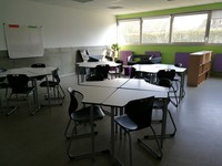 Photo de la salle d'études (tables, chaises...)