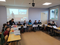 Photo montrant une salle de classe avec des élèvesdu collège Le Puits de la Roche 