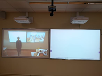 Photo montrant un tableau numérique dans une salle du collège Le Puits de la Roche