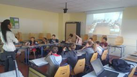 Photo montrant une salle de classe avec des élèves du collège Vallée Violette