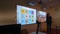 Photo montrant une enseignante utilisant un tableau numérique dans une salle du collège Vallée Violette