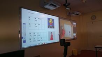 Photo montrant un tableau numérique dans une salle du collège Vallée Violette