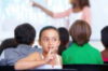 photo montrant une petite fille qui fait chut